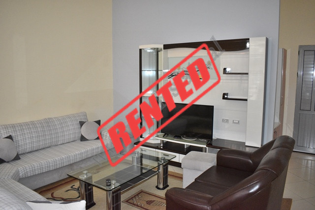 Apartament 2+1 me qira ne rrugen Rrapo Hekali ne Tirane.
Apartamenti pozicionohet ne nje lagje te q